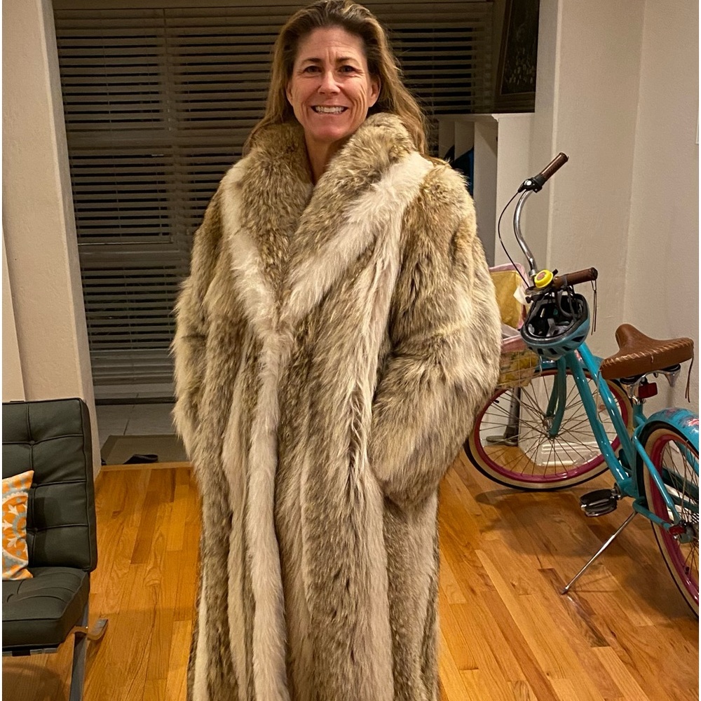 Vintage Full Length Coyote Fur Coat w/ Large Pockets. No idea brand. Excellent